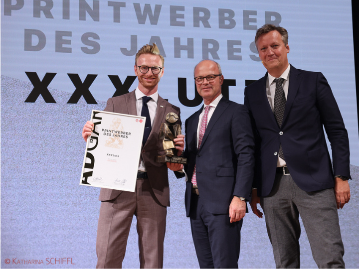 Der Verband Österreichischer Zeitungen (VÖZ) prämierte am 22. Juni bei der ADGAR-Gala im Wiener Konzerthaus die besten Print- und Onlinewerbungen des vergangenen Jahres. Zum Printwerber des Jahres kürte die ADGAR-Jury die XXXLutz Gruppe.