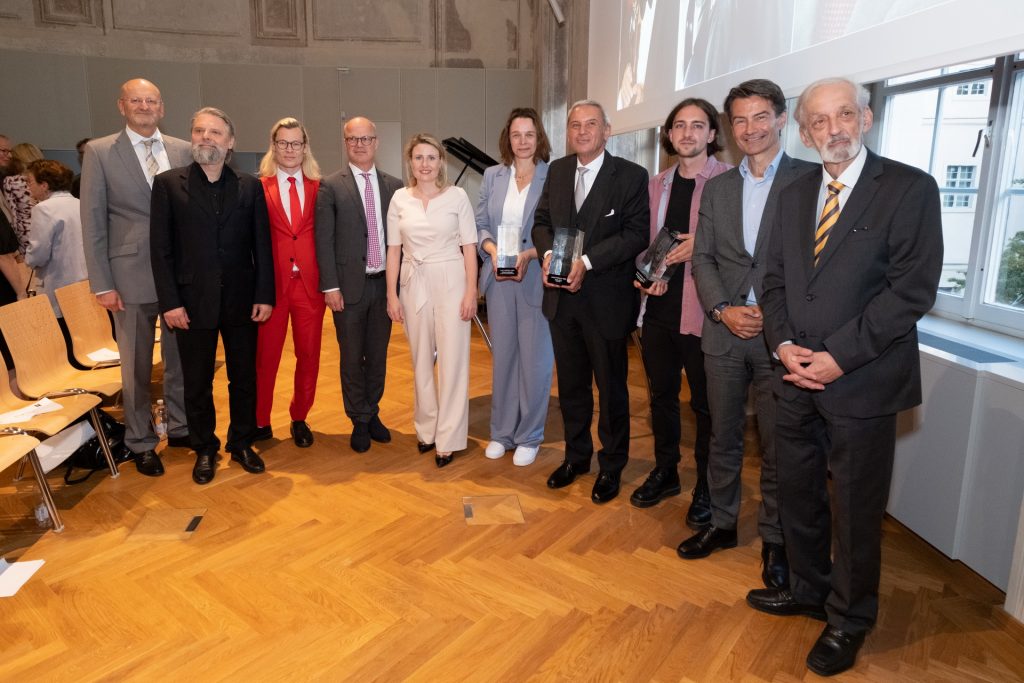 Am 1. Juni wurde der Hugo Portisch-Preis erstmals übergeben. Medienministerin Susanne Raab, ORF-Generaldirektor Roland Weißmann und VÖZ-Präsident Markus Mair gratulierten der Preisträgerin und den Preisträgern.